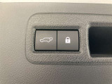 バックドアの開閉が電動操作可能。荷物の出し入れもラクラクです。