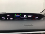 中央にデジタル表示のスピードメーターを配したハイブリット専用メーターになっています。左側のインフォメーション画面で燃費などの情報を確認できます。