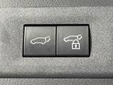 【ハンズフリーパワーバックドア】リアバンパー下部に足先を出し入れするだけでバックドアが自動で開閉♪両手が荷物でふさがっている時でもラクラク開閉操作が行えます!