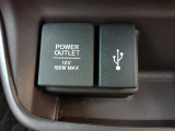 【POWEROUTLET】12V電源ソケットを設置しております。周辺機器の充電にご利用頂けます。便利なUSBジャックも付いています。