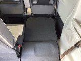 シートを倒せばラゲッジスペースも広々。仕事に、趣味に。とても頼もしいパートナーになる車です。