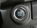 【プッシュスタート】スマートキーを携帯していればキーを取り出さずにドアを施錠&解錠。クルマの始動も可能です♪