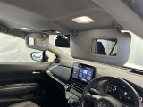 バイザーに鏡を付いているのは当たり前の時代ですが、写真の通りミラーを開くとライトが点灯する「バニティーミラー」を装備。女性には嬉しい機能ですね♪
