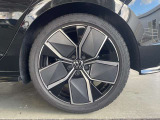 225/40R18タイヤにR-Line専用のアルミホイールを装着しております。