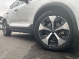 純正19インチアルミホイール:輸入車ならではの卓越した走りを支えるホイールと足回りです!日本車の走りに慣れている方にもぜひ体感して頂きたいほど、高いレベルでまとまっています!