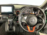 【ハンドル】運転にかかわる様々な操作を安全に行えるように視点移動が少なく操作性に配慮されたスイッチ類が凝縮されたコックピットです。