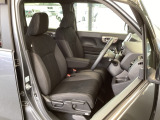 【ベンチシート】運転席と助手席の移動もスムーズ!狭い駐車場での乗り降りや、お子様の乗り降りにも便利です。座席の間にコンソールボックスやドリンクホルダーがないため、車内空間が広く感じます。