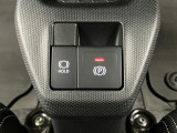【電動パーキングブレーキ+オートブレーキホールド機能】 指先だけで簡単に操作が可能なパーキングブレーキ、スイッチを押すとブレーキペダルから足を離してもブレーキを保持できるオートブレーキホールド搭載。