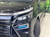 【LEDヘッドライト】悪天候や夜間走行時も良好な視界を確保し安心して運転できる高輝度LEDヘッドライトを装備!点灯速度が早く、消費電力も抑えられています。