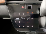 設定した温度をしっかりキープしてくれるオートエアコンで車内はいつでも快適です。タッチパネル式で凹凸がないからお掃除もラクラク♪