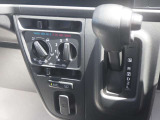 A/T車です。シートヒーターも装備されております。寒い季節など重宝する装備です。