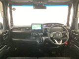 【前方視界】開放的な前方視界!運転がしやすく疲れにくいです♪窓が大きく、見通しがとっても良いおクルマですよ♪