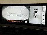 【パノラミックビューモニター】車を真上から見た状態をナビに映し出し、駐車時などをサポート☆クルマの斜め後ろなど、目が届きにくい箇所も確認できるため、いち早く障害物に気が付くことができます!