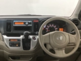 【ハンドル】運転にかかわる様々な操作を安全に行えるように視点移動が少なく操作性に配慮されたスイッチ類が凝縮されたコックピットです。