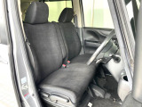運転席まわりには十分なスペースがあり、大柄な方でもゆったり運転していただける環境です。