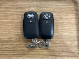 【スマートキー】 スマートキーを携帯していれば、ドアハンドルのボタンを押すだけでロックの解除ができます。