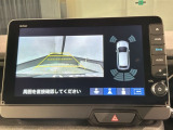 リバースギアに入れるだけで後方の表示へ切り替わります。夜間や雨の日の駐車も楽になりますよ。