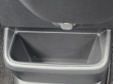 足元には便利なセンターロアボックスを設置。車内を整理しやすく、使い勝手の良さが魅力です。