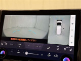 パノラミックビューモニターシステムが付いているので車の上から見た映像が確認できますよ。 一目で車両周辺の情報を確認できますが、直接安全をご確認下さい。