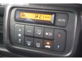 フルオートエアコンが装備されています!お好みの温度設定をするだけでエアコンの風量やモードの切り替えを自動でコントロールしてくれます!ユーザーの操作が少なく燃費走行にもつながります!
