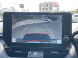 【バックカメラ】後退時に車両後方の映像をモニターに映す機能。目視できない死角を確認でき、衝突事故を防ぎます。駐車が苦手な方だけでなく全てのドライバーに必須の安全装備です。