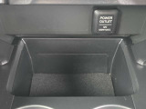 小物をスマートに収納できる実用的なトレイ空間です。