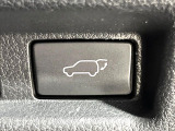 【パワーバックドア】スマートキーや運転席のボタンを押すだけでリアゲートが自動で開閉します!荷物を持っている時や、高い位置にあるバックドアを閉める際に便利な機能です♪