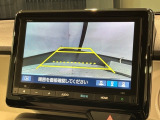 リバースギアに入れるだけで後方の表示へ切り替わります。夜間や雨の日の駐車も楽になりますよ。