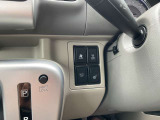 リヤヒーター、シ-トヒーター、オートステップのスイッチです。