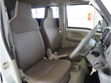 【清潔感のある運転席&助手席】隅々までクリーニングの行き届いた運転席&助手席。目立ったシミや汚れ等もございません。快適なドライブをどうぞ。