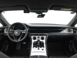 前車追従機能、レーンキープアシスト、ヘッドアップディスプレイも付いており、多数のオプションを備えております。