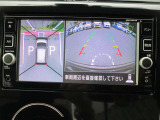 上空から見下ろしているかのように駐車できるアラウンドビューモニター。車庫入れや縦列駐車に役立ちます。