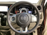 ステアリングスイッチがついていますので、オーディオのチャンネル変更、ボリューム、ジャンル変更が操作可能です。ハンドルから手を離さず安全に操作できます。