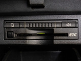 コンソール内一体型のビルトインETC装備!見た目の部分も良いですが、ETCカードの盗難防止になる設置箇所です!料金所の渋滞回避!時間帯・日によって料金の軽減を受けられます!ストレス知らずのドライブ!