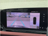 ■苦手な人が多い駐車場での車庫入れや狭い道でも大丈夫です/クルマの前後左右にカメラを設置してモニターで表示してくれるため、運転席から見えにくい場所を映し出してドライブをサポートします!