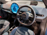 MINIの内装はとにかく『円』に拘ったデザインコンセプトが一目で伝わってきます。これほど円形に拘った車は他に御座いません。伝統のデザイン、トグルスイッチなど遊び心のある内装で御座います。