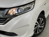 【LEDヘッドライト】悪天候や夜間走行時も良好な視界を確保し安心して運転できる高輝度LEDヘッドライトを装備!点灯速度が早く、消費電力も抑えられています。