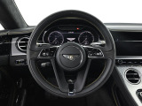 ステアリング周りにボタンを集約し、運転に集中できる構造となっております。