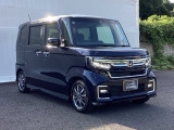 狭い駐車場でも、スライドドアならチャイルドシートへのお子さまの乗降や荷物の積載もスムーズ。とても便利な【両側電動スライドドア】ドアハンドを少し引くだけでリアドアが自動開閉します。