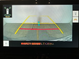 【バックカメラ】運転が苦手な方も車庫入れラクラクです!ギアをリバースに入れれば自動的に切り換わりますので、面倒な操作は不要です♪狭い駐車場もお車を傷つけず安心ですね!