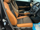運転席は、大きな座面と包み込むような背もたれがドライバーの身体全体をしっかり支えます。上質なシート素材と座り心地のよいクッションを採用し、長時間の運転やコーナーの多い道も快適です。