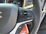 【クルーズコントロール】アクセル操作なしで一定速度を保つ機能。先行車との距離を自動調整する追従型が主流で、高速走行時の疲労を劇的に軽減します。長距離移動が多いお客様への商談では必須の快適装備です。