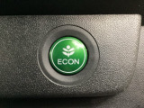 ECON モードをON にするとアクセルペダルの動きに対するエンジンの反応とエアコンの制御を切り換えることで、燃費のいい運転をするドライバーがペダルを踏んだ時と同じようにエンジンを制御します。