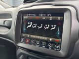 運転席・助手席の温度調節を個々に設定できるデュアルゾーンオートエアコンを装備しております。