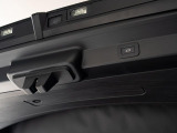 電動開閉式のパワーテールゲートを装備。スイッチ操作でテールゲートをスマートに開閉でき、開閉具合も調整可能です。日常の使い勝手を高める実用性に優れた快適装備です。