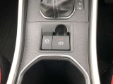 HOLD機能付きの電動パーキングブレーキ。HOLD機能を使用すると、信号待ちなどでフットブレーキから足を放しても、車は動かずそのまま停車してくれます。ドライブなど足が疲れた時には便利な機能です。