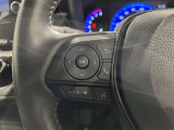 ステアリングスイッチ付きで、運転中に視線を前に向けたまま操作できます。
