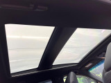 【調光パノラマルーフ】車内の解放感が一気に上がる大型パノラマルーフに調光機能がプラス!日差しが強い時、シェードを閉めなくてもガラスの透明度を調整することで心地よい明るさに♪