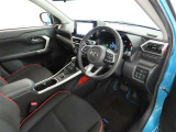 シンプルで使いやすいデザインの運転席です。