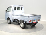 【安定感のあるフォルム】荷物を積んだ状態でもしっかりと走る設計です。これからの季節、雪道の運搬作業でも心強い走破性を発揮してくれます。